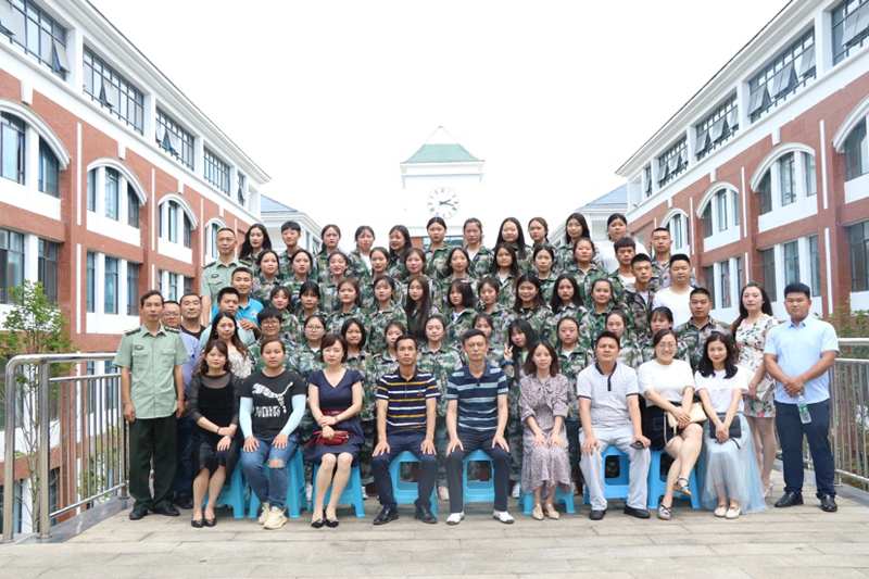 贵州航天技师学院2021届(秋)幼儿教育专业4班毕业合影.JPG 贵州航天技师学院2021届(秋)幼儿教育专业4班毕业合影.JPG