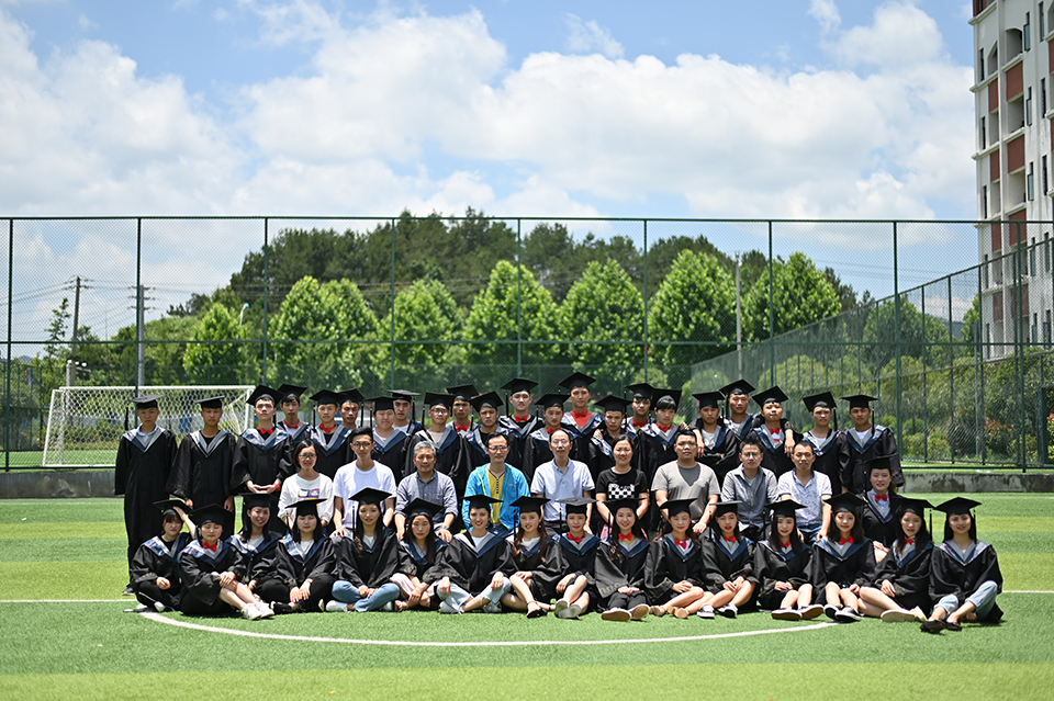 贵州航天职业技术学院电子工程系2020届应用电子技术专业2017应用电子技术一班毕业合影.jpg