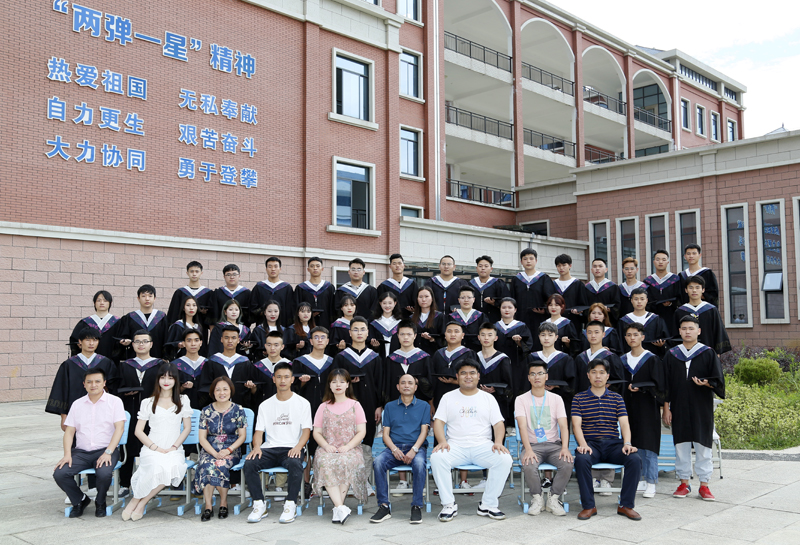 贵州航天职业技术学院2021届建筑工程管理系工程造价专业一班毕业合影.jpg