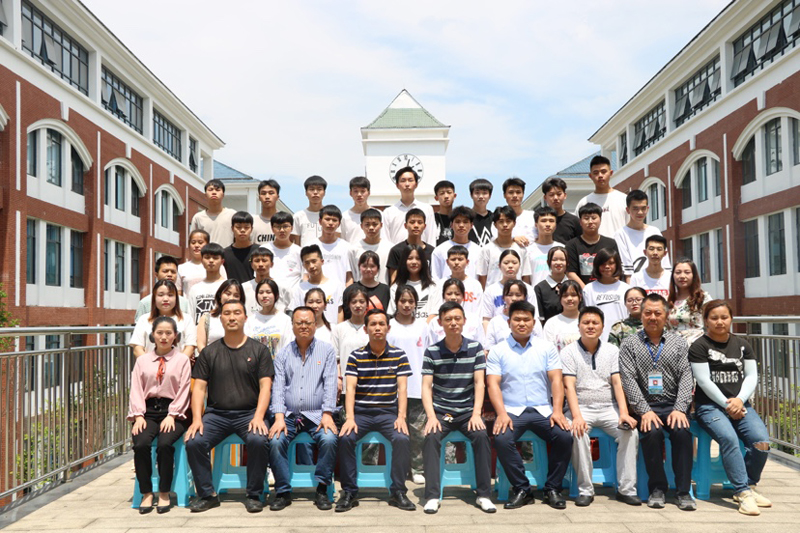 贵州航天技师学院2021届(秋)计算机广告制作专业2班毕业合影.JPG 贵州航天技师学院2021届(秋)计算机广告制作专业2班毕业合影.JPG