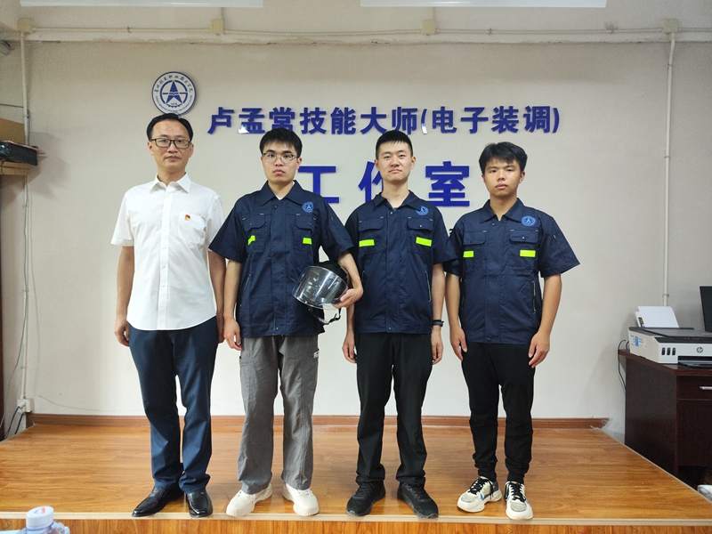 3 刘国永和指导老师卢孟常教授及团队部分成员_副本.jpg 3 刘国永和指导老师卢孟常教授及团队部分成员_副本.jpg
