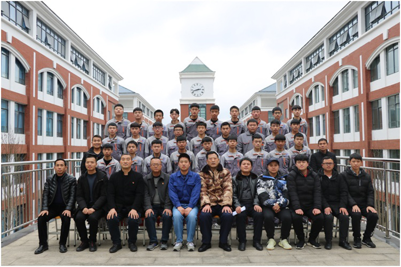 贵州航天技师学院2021届(春)汽车维修专业1班毕业合影.jpg