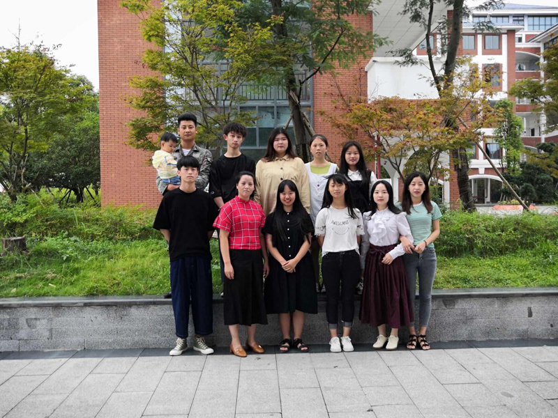 贵州航天技师学院2021届(春)服装制作与营销专业毕业合影.jpg