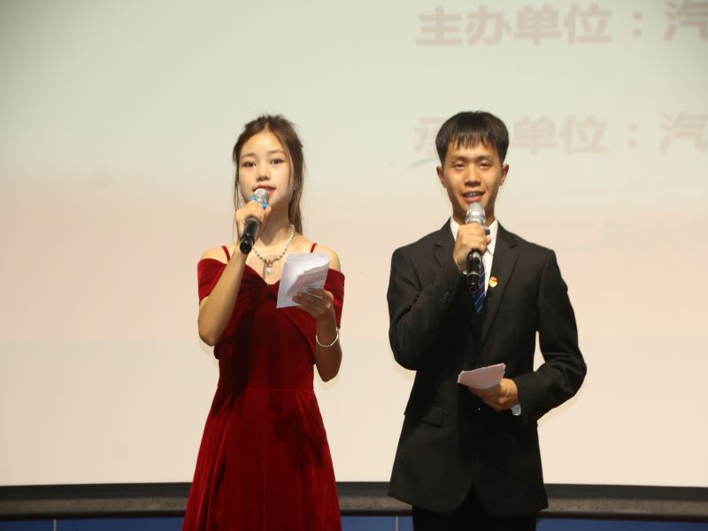 主持人333.jpg