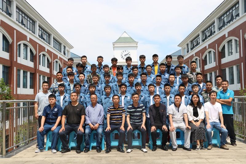 贵州航天技师学院2021届(秋)汽车维修专业1班毕业合影.JPG 贵州航天技师学院2021届(秋)汽车维修专业1班毕业合影.JPG