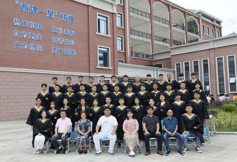 贵州航天职业技术学院2021届建筑工程管理系工程造价专业四班毕业合影.jpg