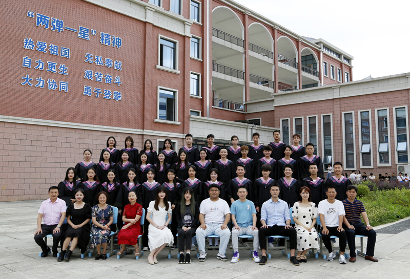 贵州航天职业技术学院2021届基础科学系空中乘务专业四班毕业合影.JPG