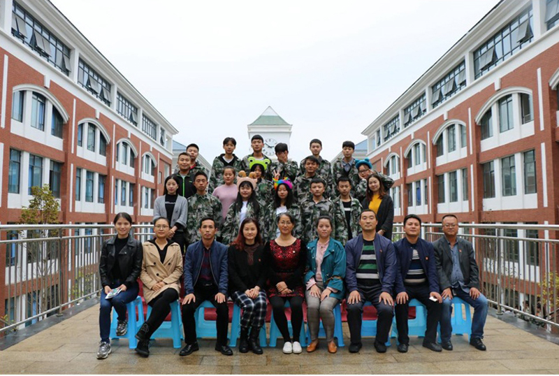 贵州航天技师学院2021届(春)电子商务专业毕业合影.jpg 贵州航天技师学院2021届(春)电子商务专业毕业合影.jpg