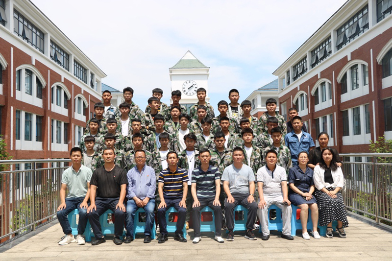 贵州航天技师学院2021届(秋)汽车制造与装配专业毕业合影.JPG 贵州航天技师学院2021届(秋)汽车制造与装配专业毕业合影.JPG